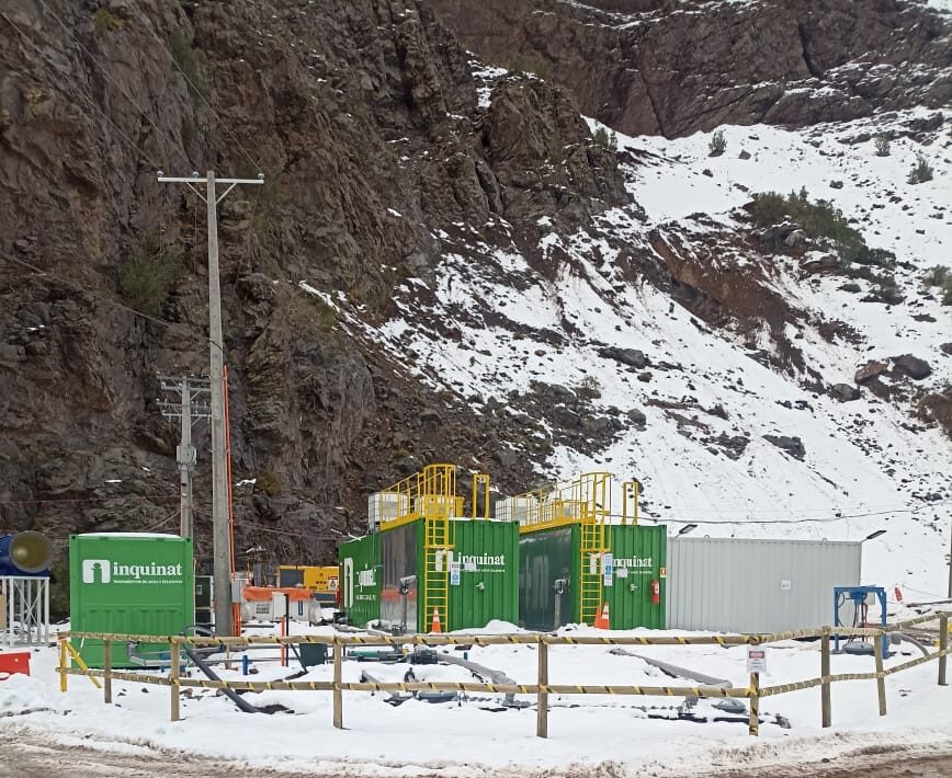 Imagen de contenedores nevados.